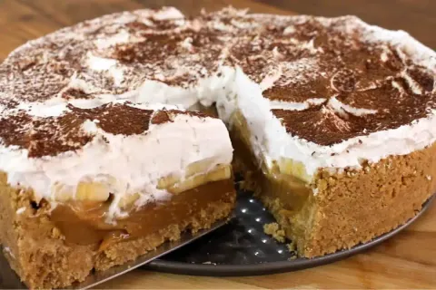 Torta banoffee com camadas generosas de banana, doce de leit