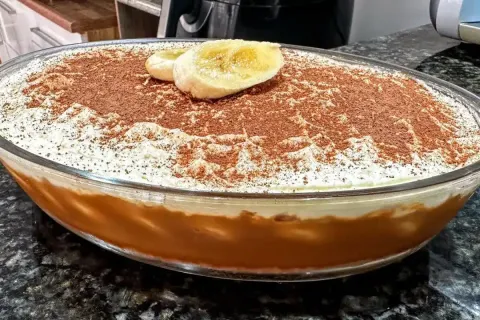 Torta banoffee montada na travessa com camadas generosas de 