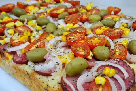 Torta com massa de iogurte de calabresa leve fácil de fazer 