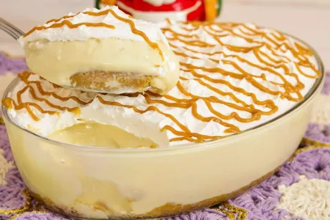 Torta cremosa de abacaxi na travessa para uma sobremesa irre