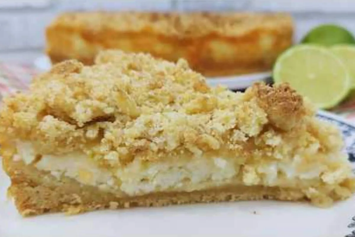 Torta cremosa de limão com uma farofa crocante incrível, a s