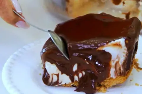 Torta cremosa feita sem gelatina e sem ovos de forma simples
