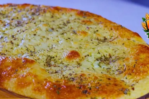 Torta de arroz com frango feita sem farinha de trigo, um lan