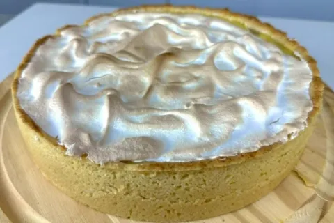 Torta de banana cremosa com suspiro que é impossível comer a