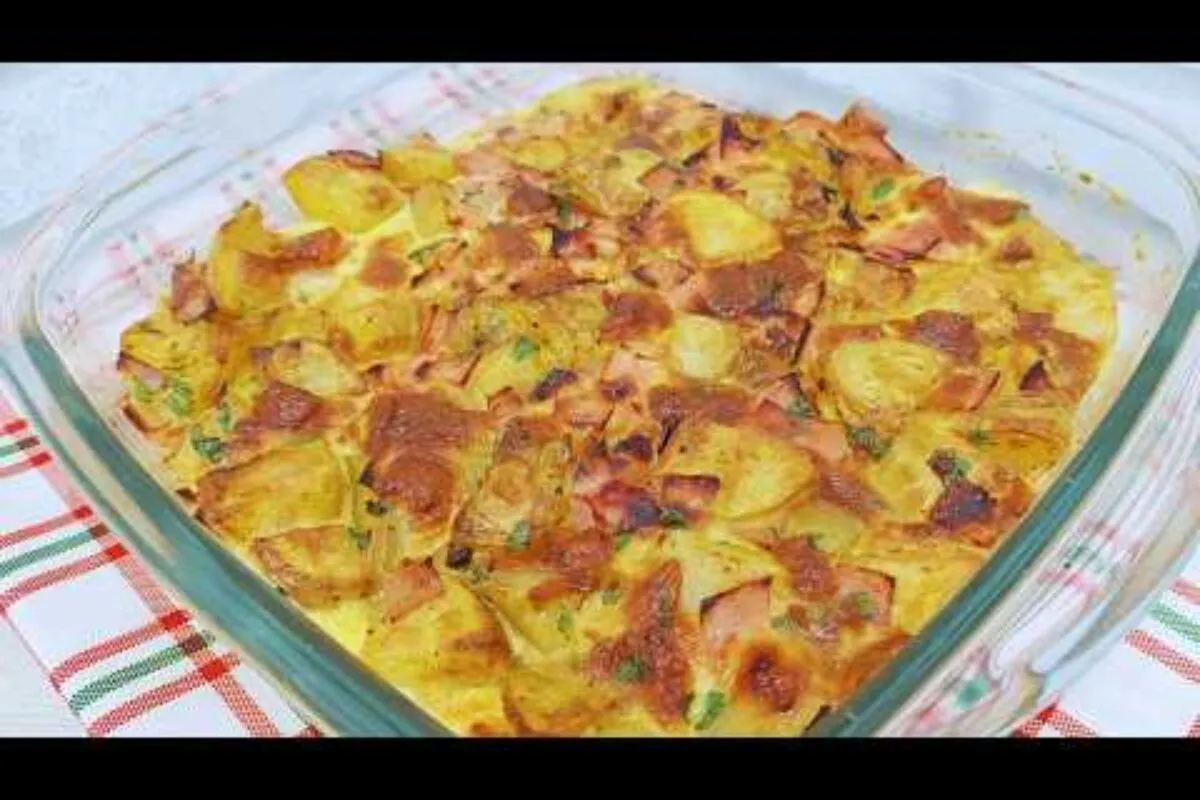 Torta de batata gratinada com presunto e queijo, um prato in