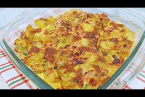 Torta de batata gratinada com presunto e queijo, um prato in