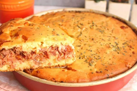 Torta de calabresa com queijo derretido feita com uma massa 