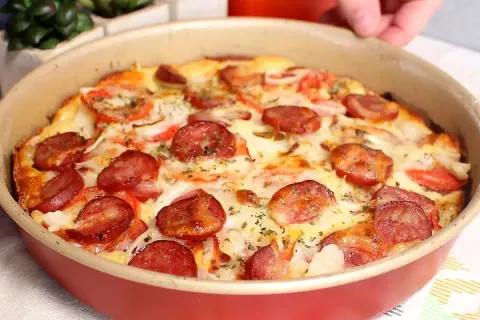 Torta de calabresa com tomate bem fofinha, rápida e saborosa