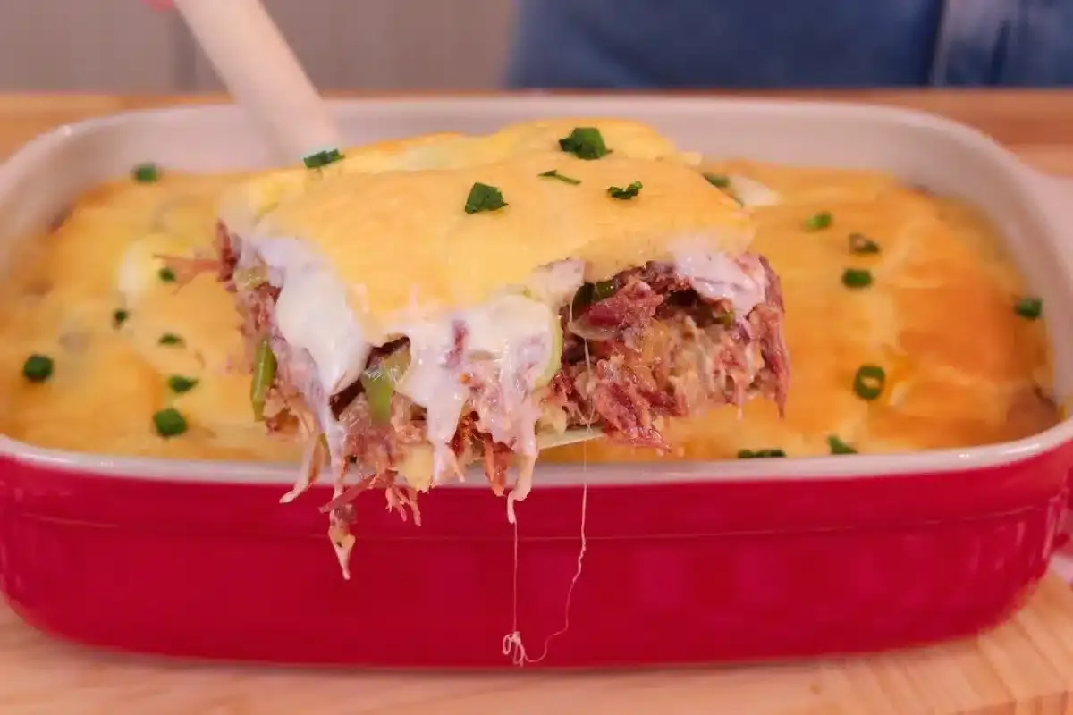 Torta de carne seca preparada no liquidificador com massa su