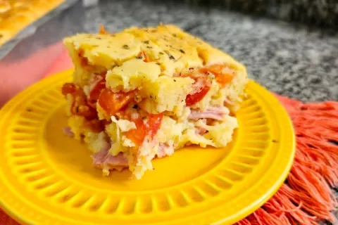 Torta de cebola com presunto e queijo, fofinha e perfeita pa