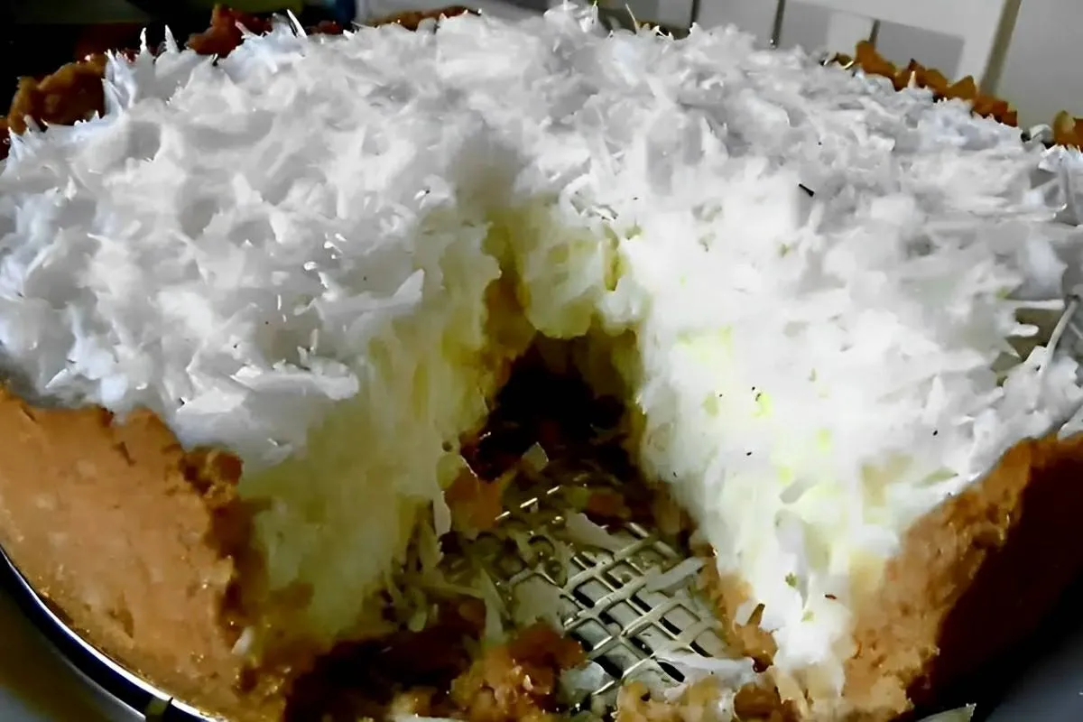 Torta de coco cremosa e molhadinha vai combinar perfeitament