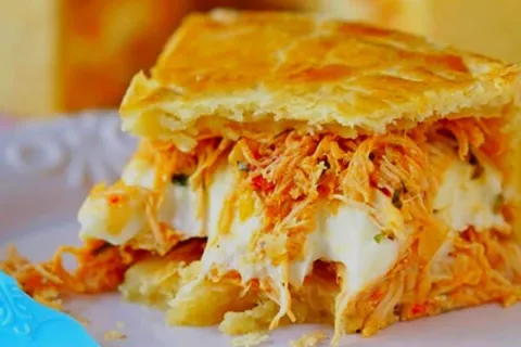 Torta de frango com massa fofinha e recheio bem cremoso, par