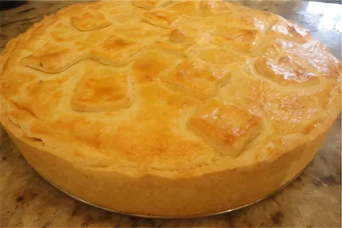 Torta de frango com massa podre que derrete na boca feita co