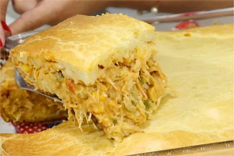 Torta de frango com massa que derrete na boca bem recheada e