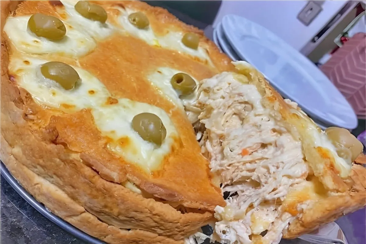 Torta de frango com requeijão feita com massa de creme de le
