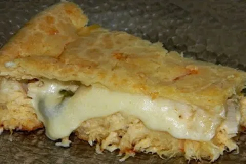 Torta de frango cremosa com massa de liquidificador e um rec