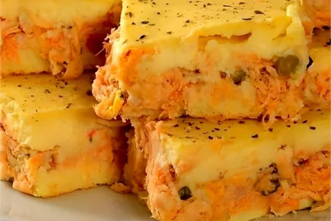 Torta de frango cremosa com massa que desmancha na boca uma 