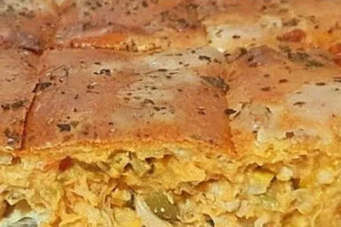 Torta de frango cremosa com recheio bem temperado e massa fi
