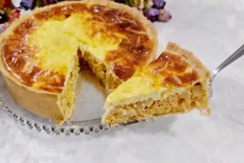 Torta de frango cremosa com um recheio bem gostoso e cobertu