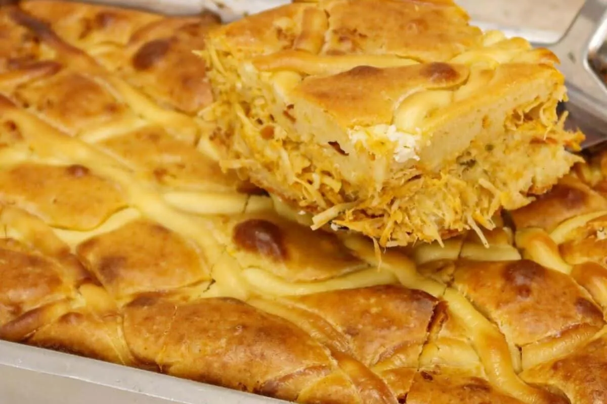 Torta de frango cremosa com uma massa leve que derrete na bo