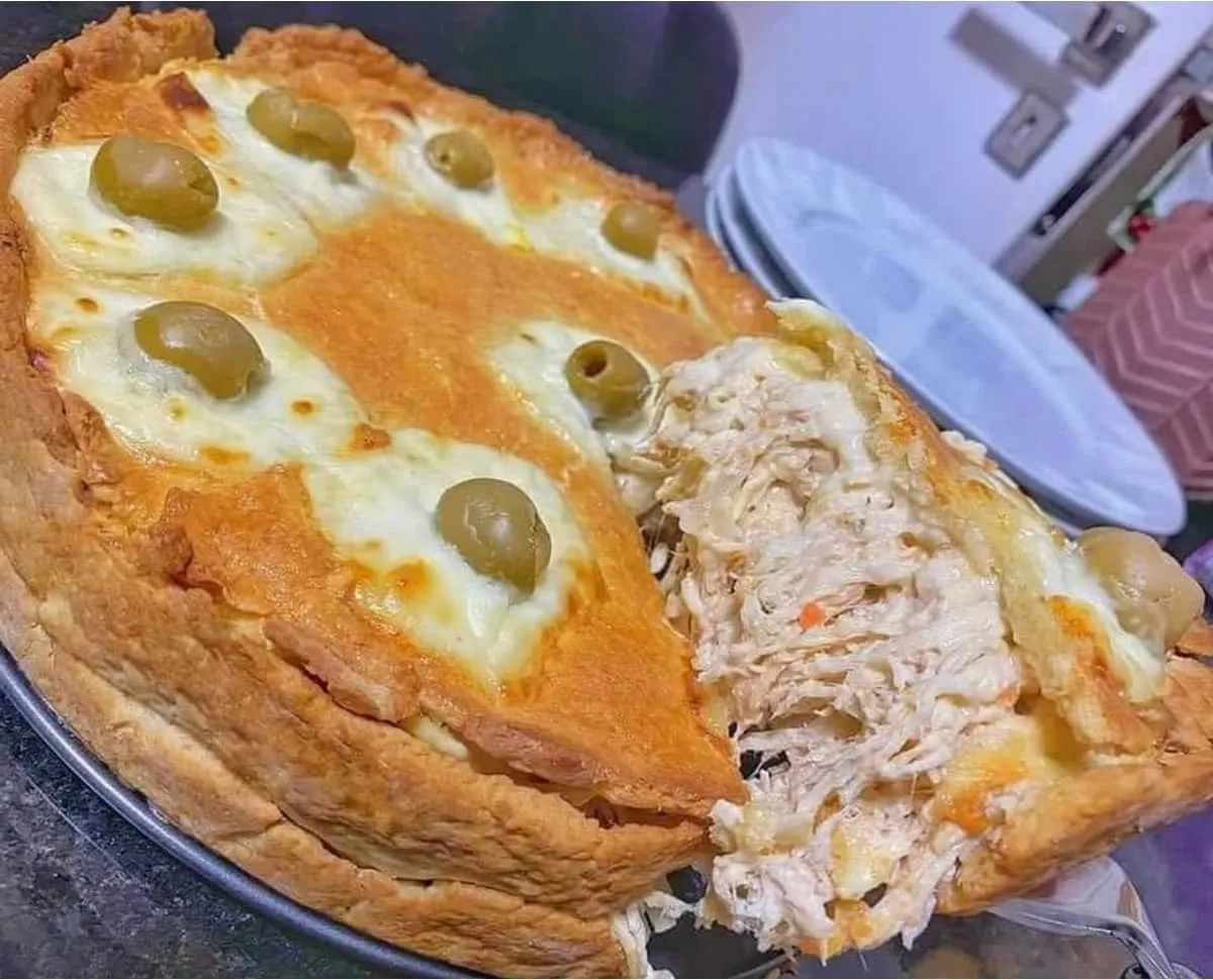 Torta de frango cremosa leve e saborosa para comer a qualque
