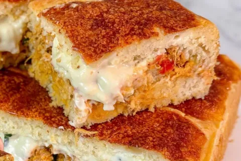 Torta de frango cremoso com massa leve feita no liquidificad