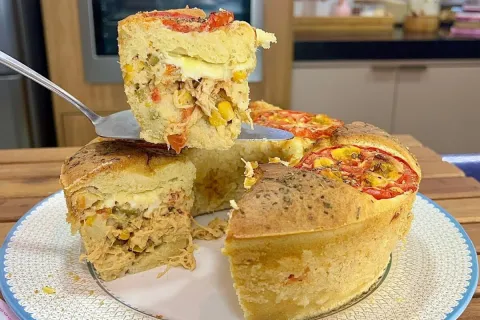 Torta de frango de liquidificador, rápida e deliciosa para a