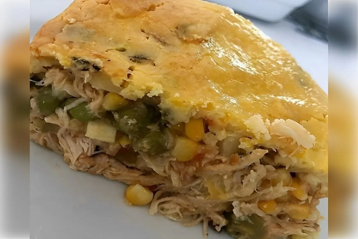 Torta de frango fácil prática e deliciosa com recheio molhad