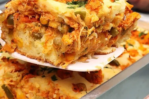 Torta de frango: lanche tão fácil que é só bater na mão mesm