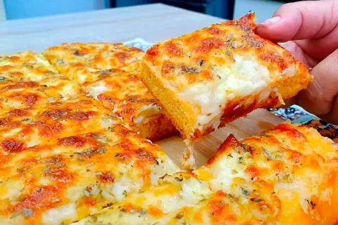 Torta de frango sem farinha gratinada com creme de alho uma 