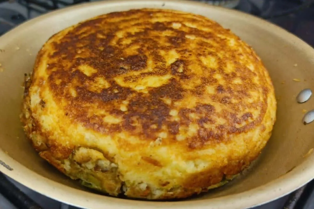 Torta de frigideira sem trigo misturando arroz, sardinha e o