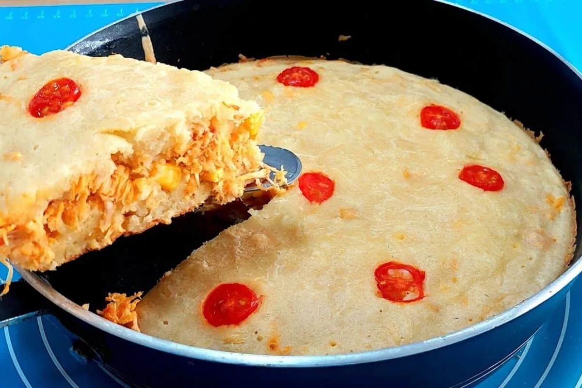 Torta de frigideira simples e rápida feita com ingredientes
