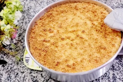 Torta de iogurte deliciosa que desmancha na boca, uma sobrem
