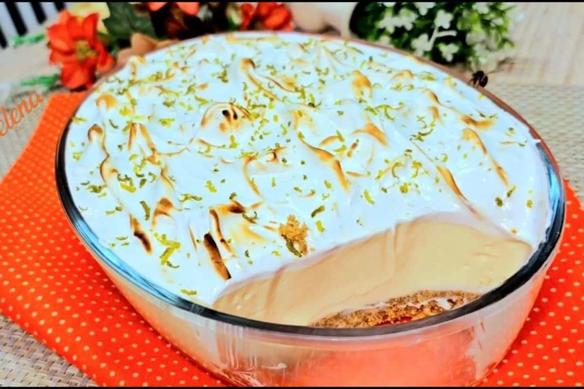Torta de limão na travessa fácil e cremosa feita sem gelatin