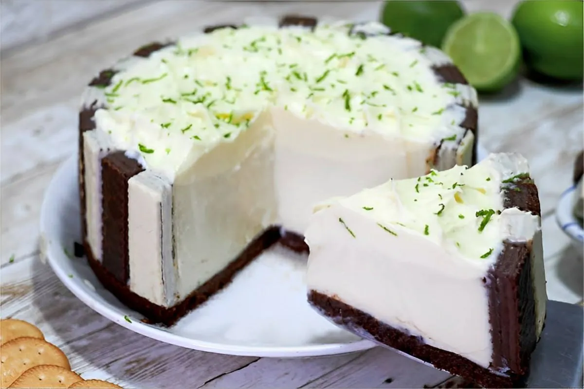 Torta de limão super cremosa e refrescante para o servir com