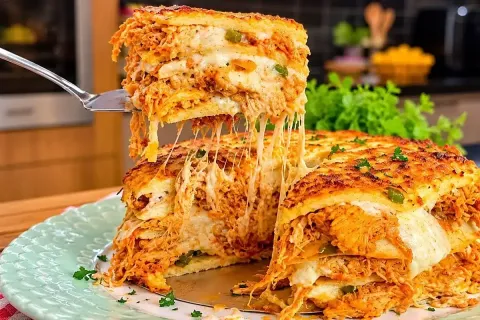 Torta de liquidificador cremosa rápida e fácil, com recheio 