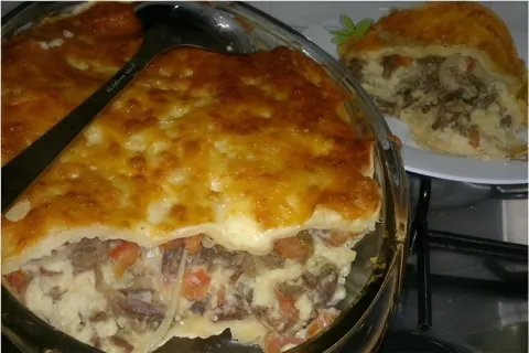 Torta de mandioca com carne seca feita com massa de pastel d