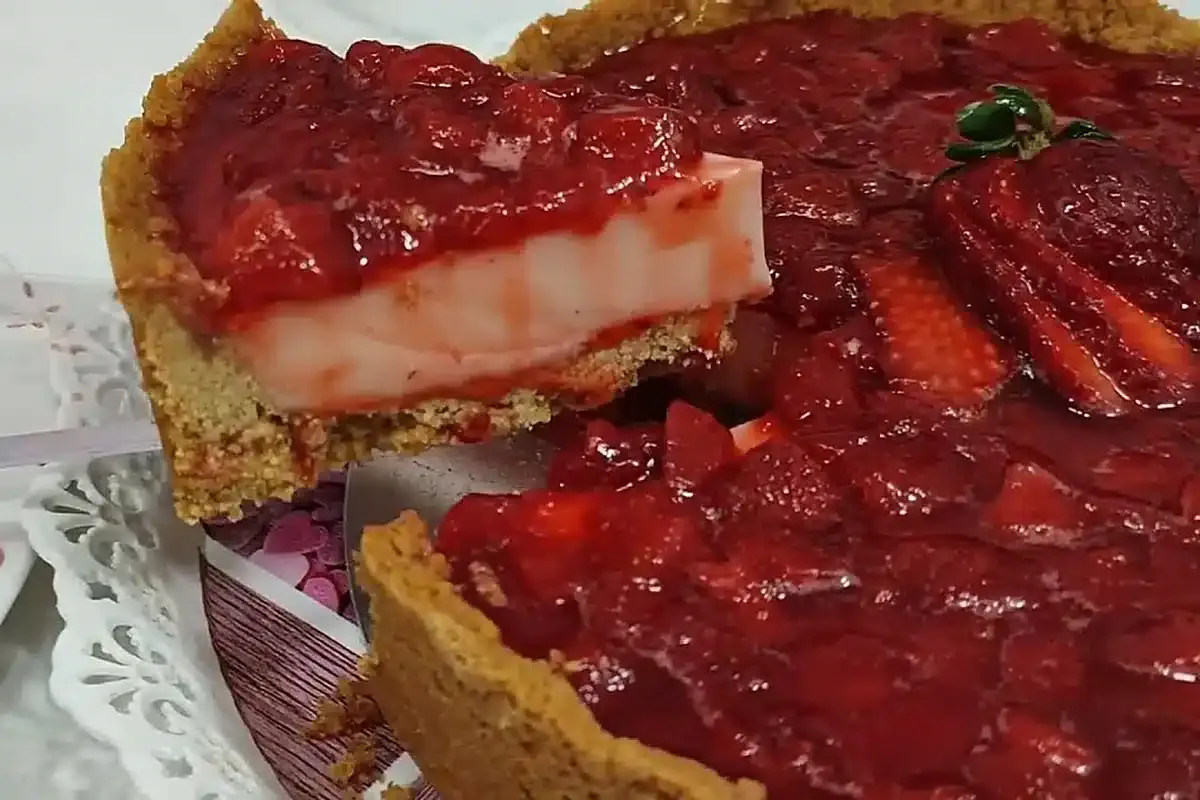 Torta de morango bem cremosa com massa crocante e recheio de