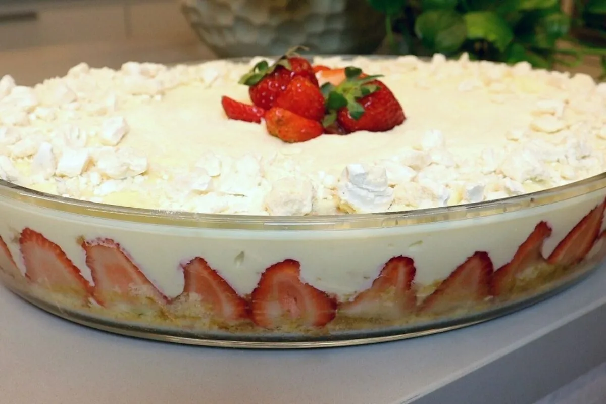 Torta de morango com Ninho na travessa: a sobremesa fácil de