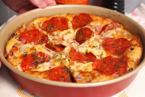 Torta de pepperoni com massa super fofinha de liquidificador