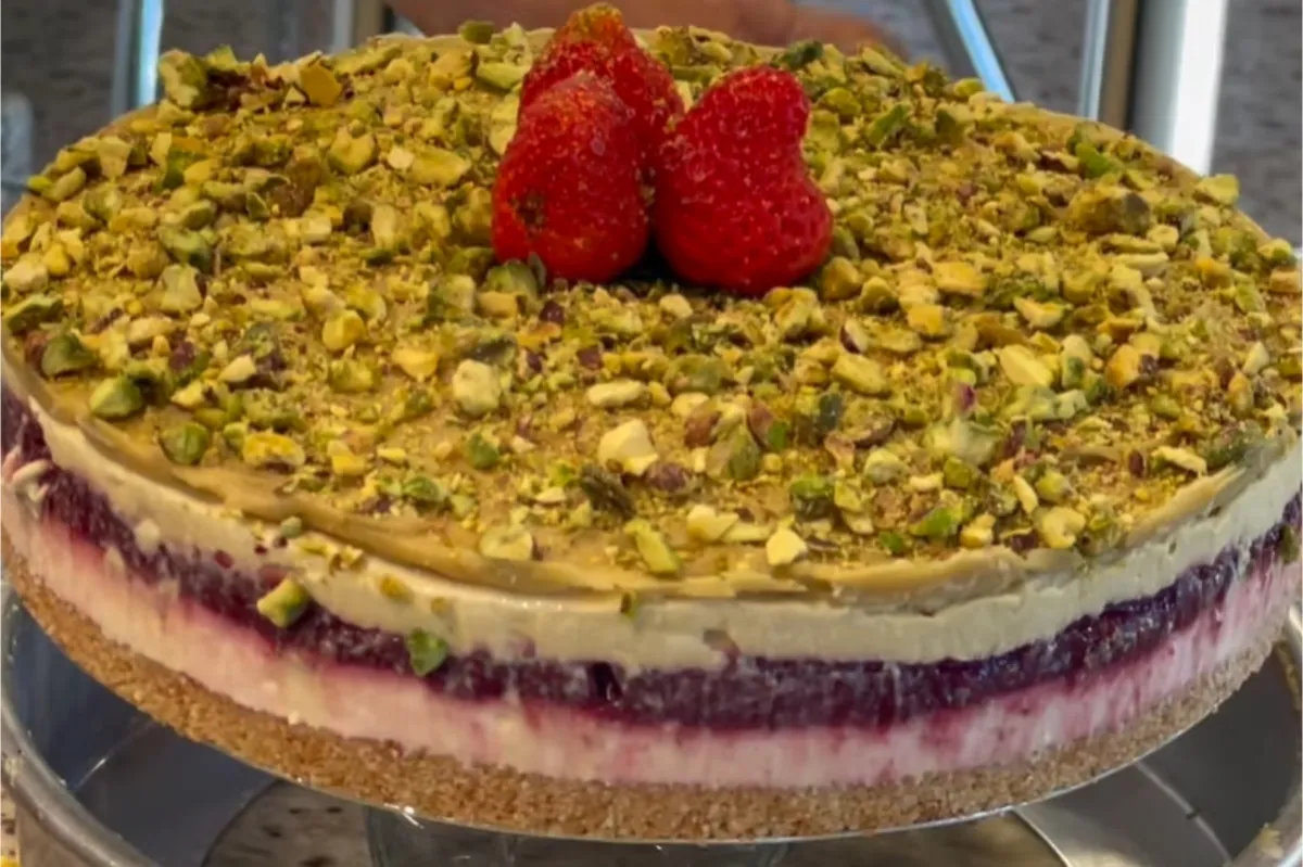 Torta de pistache com chocolate branco que fica simplesmente