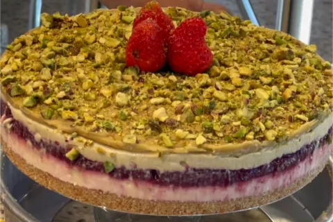 Torta de pistache com chocolate branco que fica simplesmente