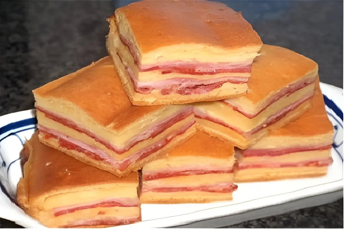 Torta de pizza de queijo presunto e tomate feita no liquidif