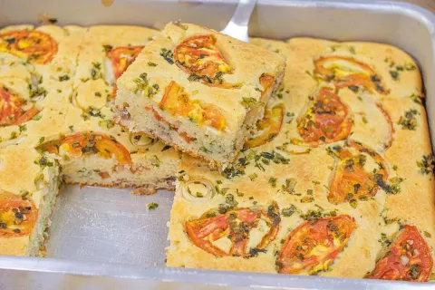 Torta de sardinha batida na mão: recheio não vai ao fogo, mu