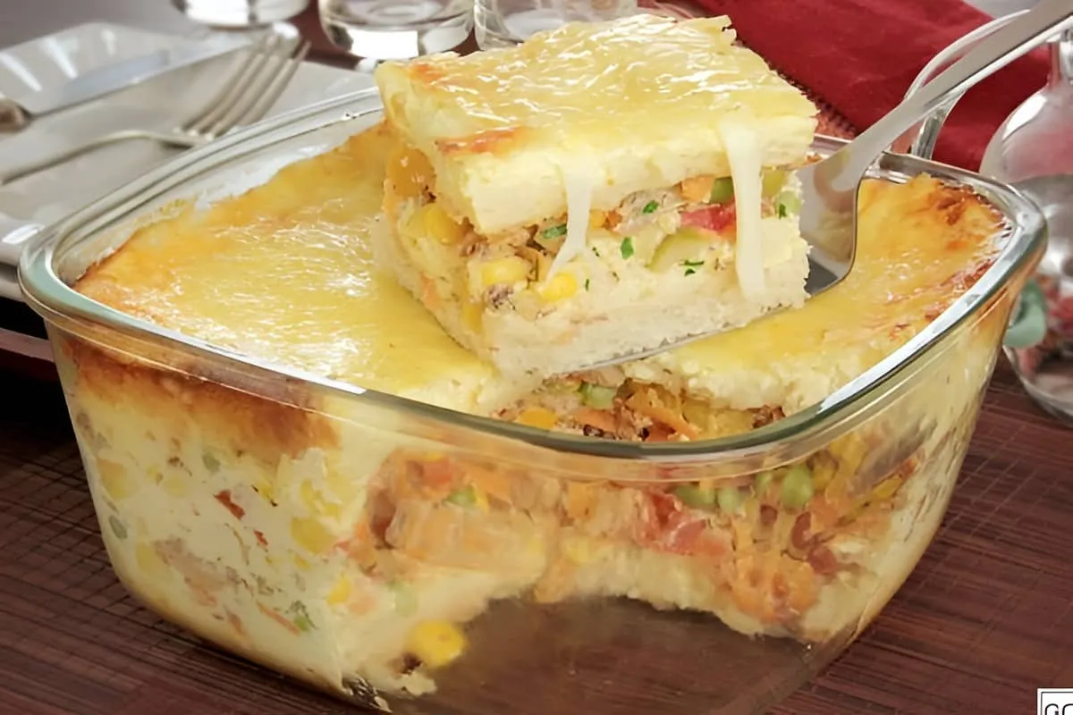 Torta de sardinha na travessa com pão de forma muito prática