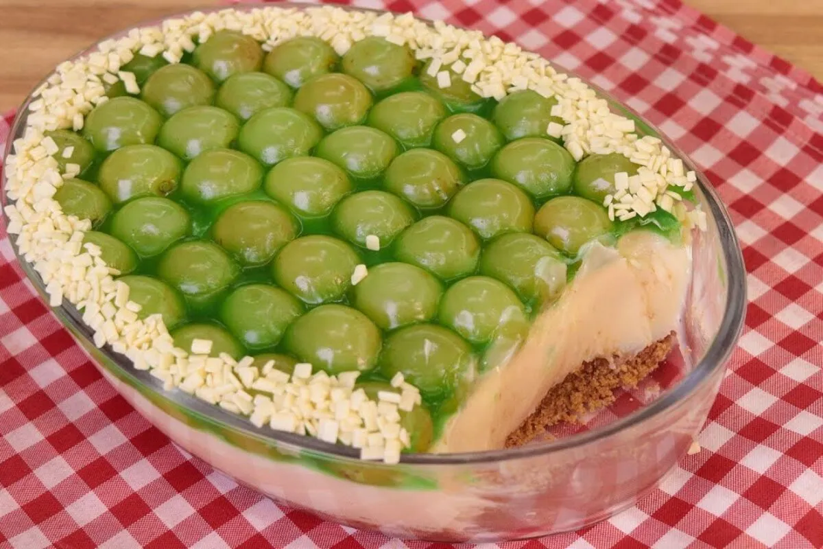 Torta de uva na travessa, uma sobremesa refrescante que vai