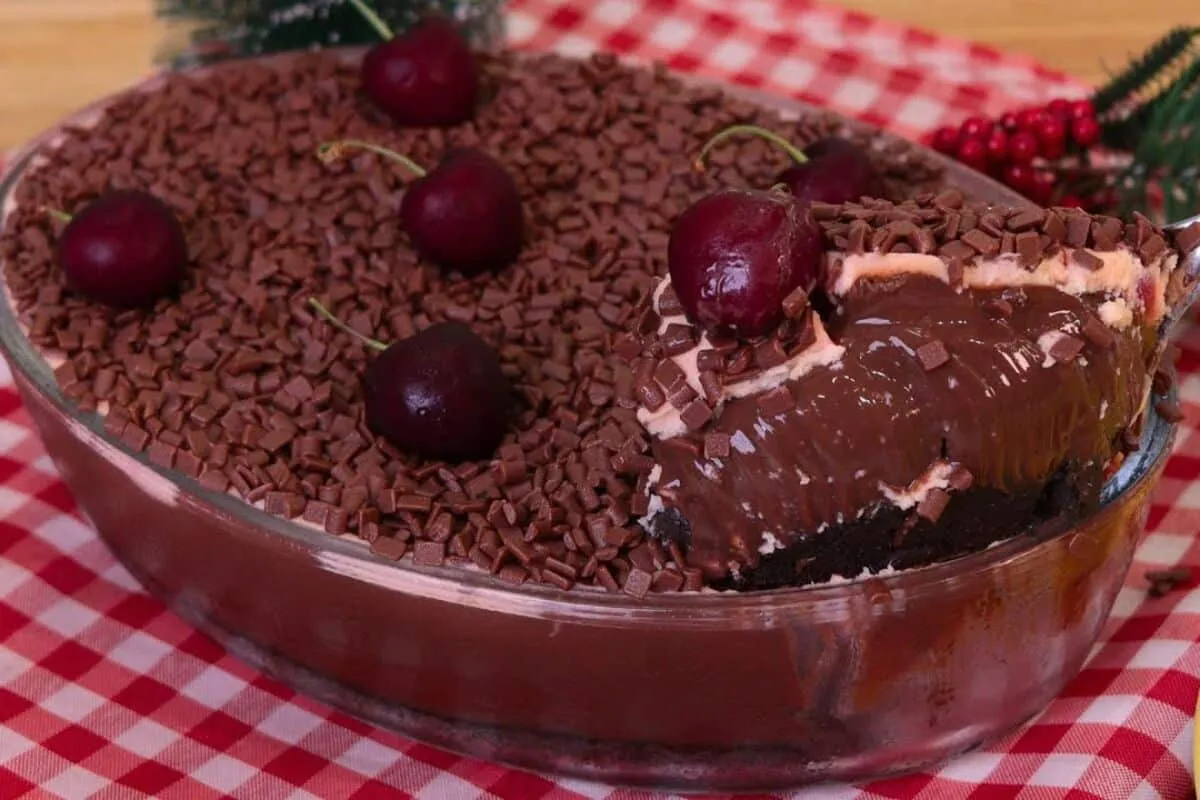 Torta floresta negra feita com rapidez na travessa, uma opçã