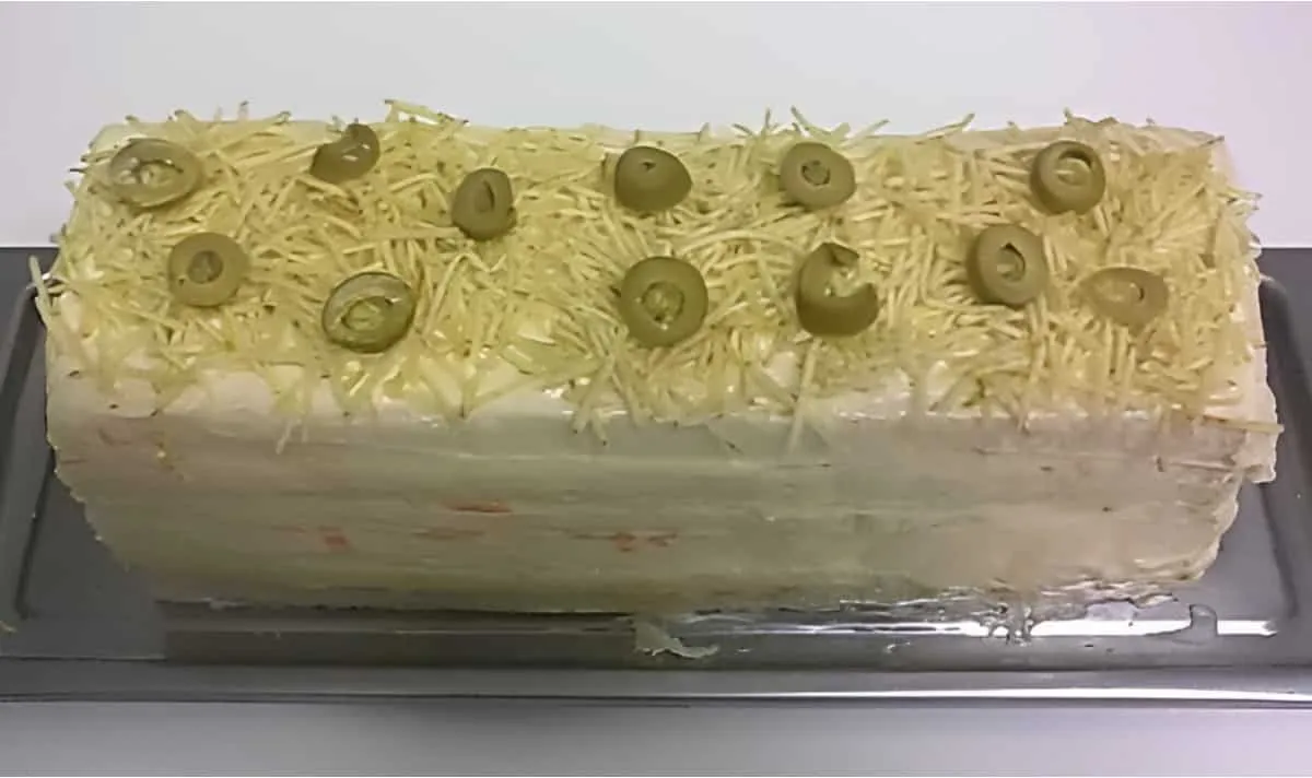 Torta fria de pão de forma com frango ou bolo salgado muito