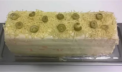 Torta fria de pão de forma com frango ou bolo salgado muito 