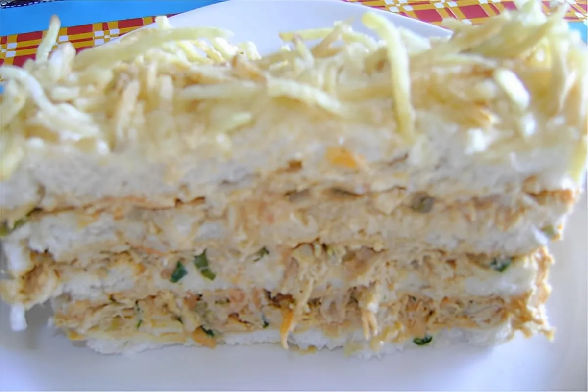 Torta fria de salpicão e pão de forma uma opção deliciosa e